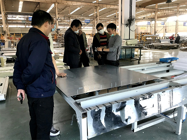 TIKTOK国际版色板自動鉚釘機助力紅獅電梯轎廂鉚接自動化生產車間