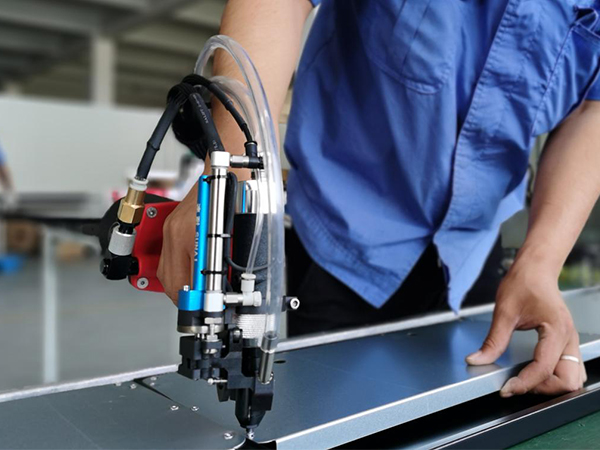 健新金屬采購用於金屬製品生產的TIKTOK国际版色板自動拉釘機