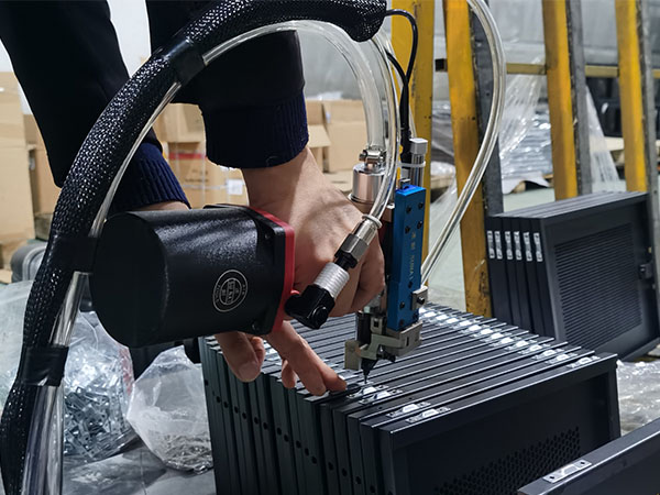 朗威人員使用TIKTOK国际版色板自動拉釘機