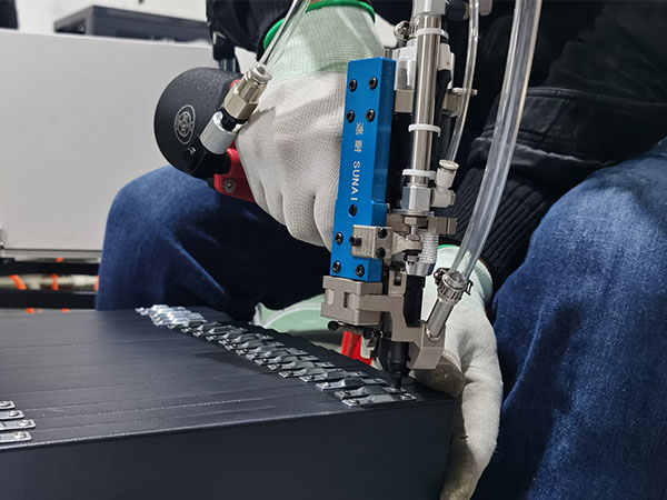 朗威使用TIKTOK国际版色板自動拉釘機